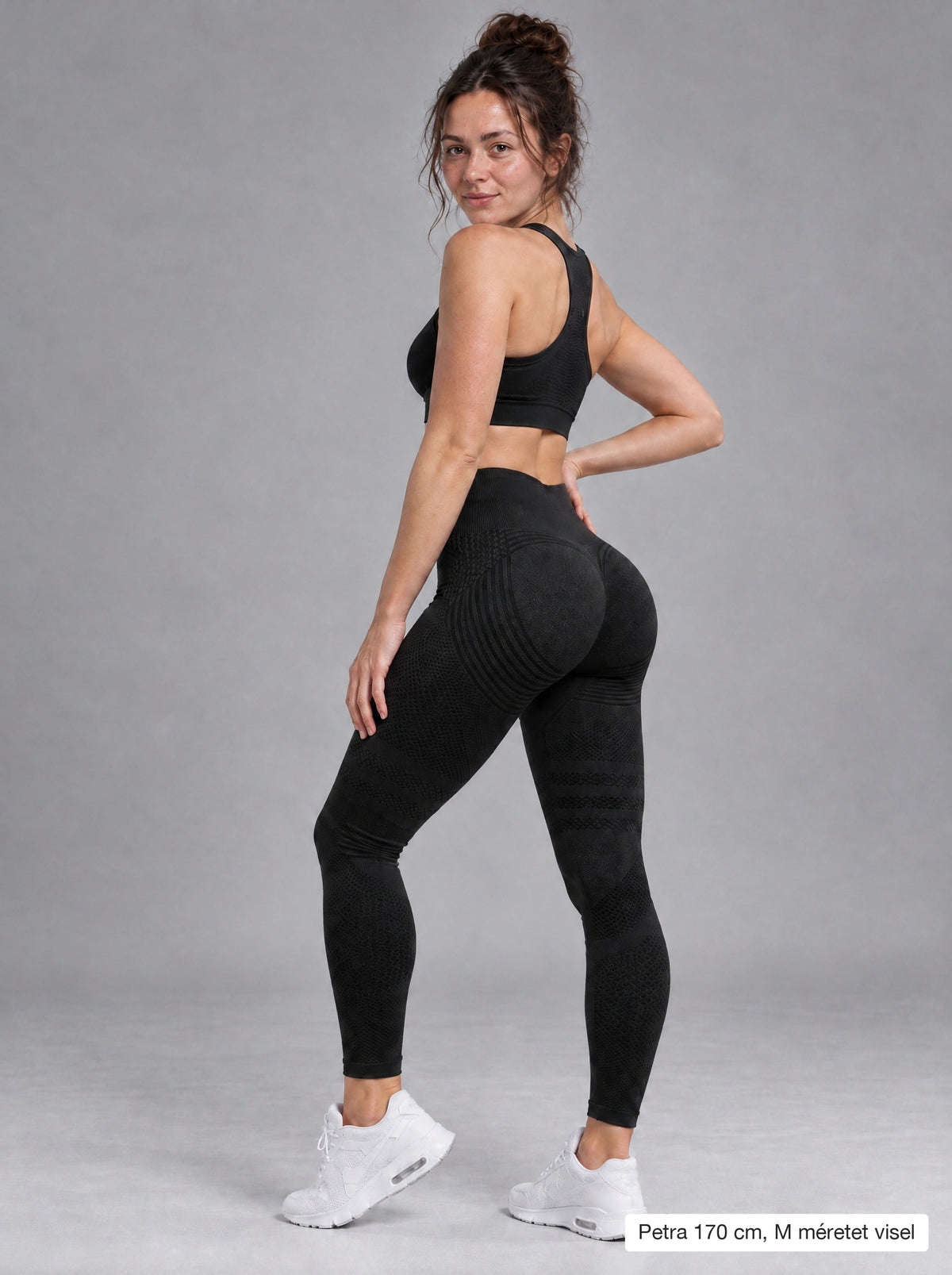 SHAPRESS SCULPT™ alakformáló leggings fekete – Petra 170 cm, M méretet visel, hátulról